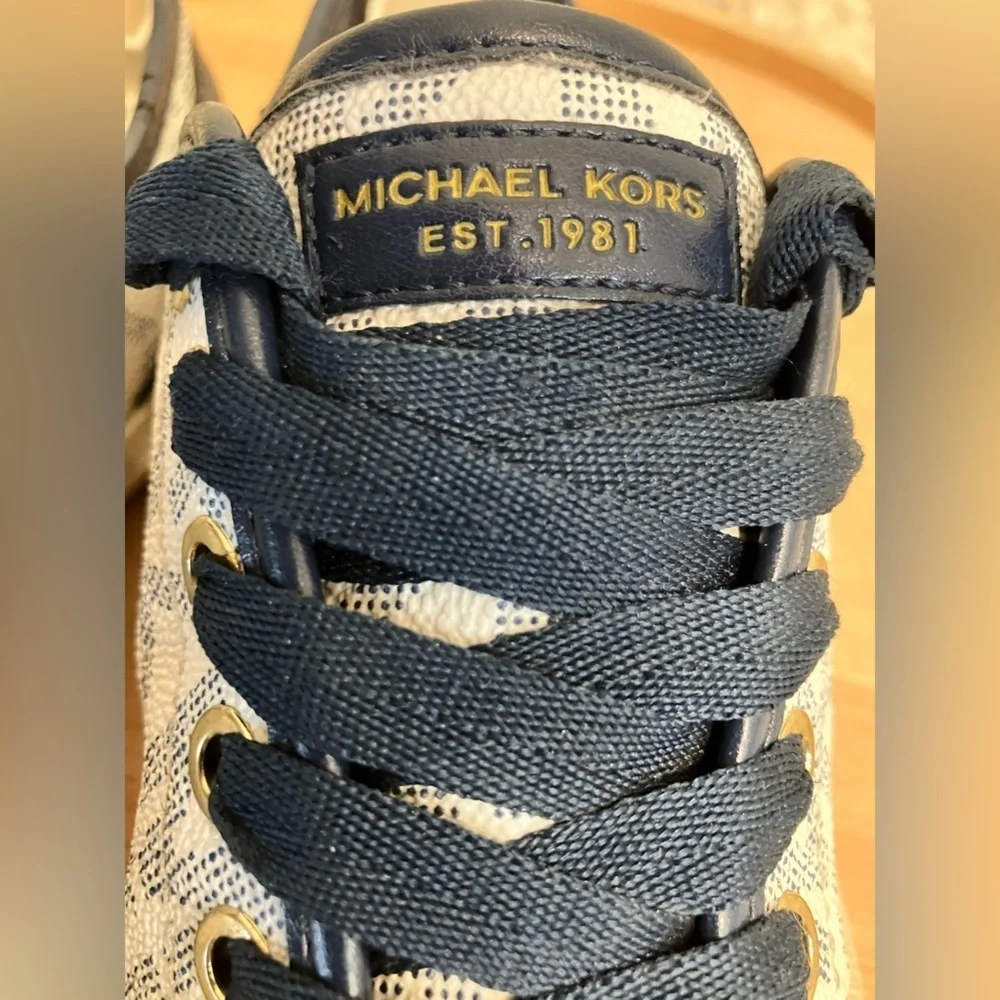 Michael Kors City MK Monogram Fashion Sneakers White Navy Blue Shoe Women's 6M